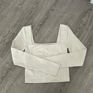 Aritzia babaton contour long sleeve 
Size XS
Colour: Matte pearl
